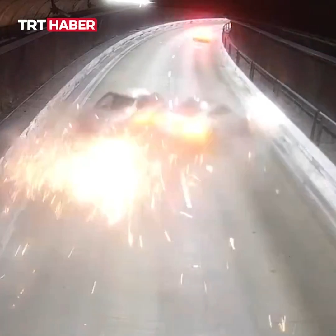 Brezilya’da bir tünelde hızla ilerleyen iki araç çarpıştı, iki kişi yaralandı.
