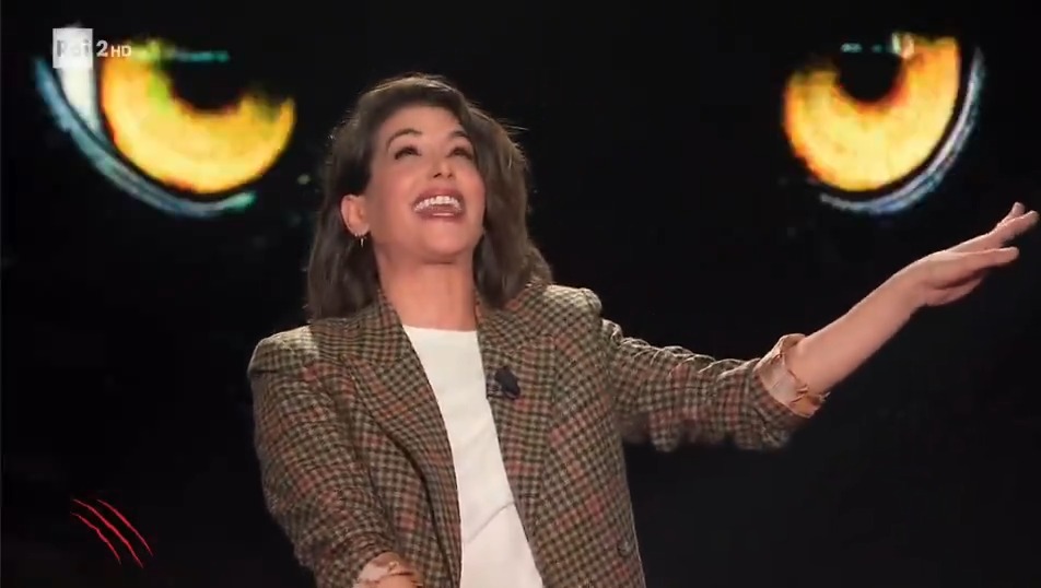 - Lei è dentro o fuori il circoletto? - Io sto popo fori dar giro. Fori come 'na sedia sdraio #Belve