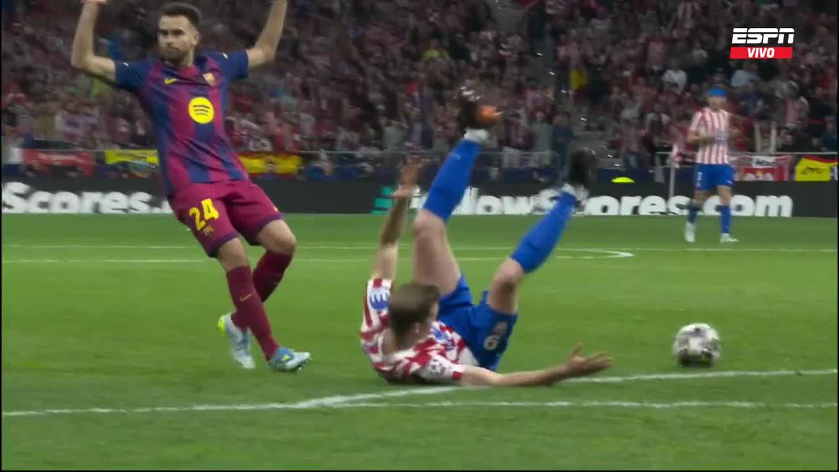 LA FALTA DE LA EXPULSIÓN: por esta infracción sobre Sorloth, Éric García vio la tarjeta roja en Atlético de Madrid-Barcelona. ¿Qué te parece? 📺 Toda la #UCL por #DisneyPlus Plan Premium