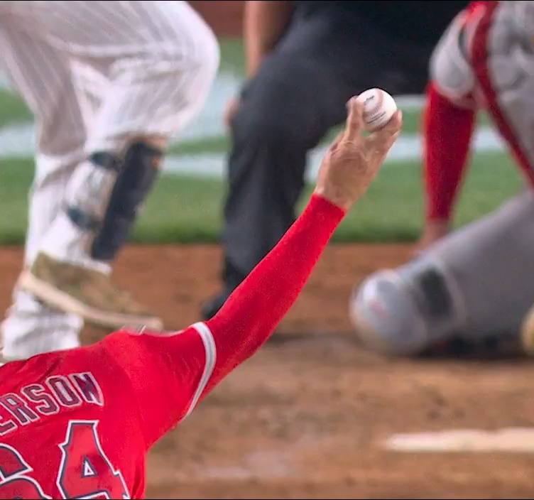i guess dont split your fingers when pitching to the yanks