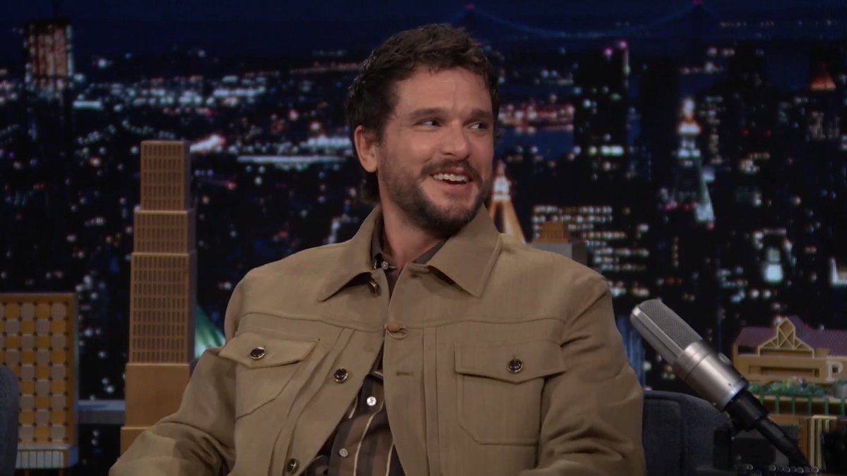 Kit Harington mistakenly thought fans were asking for a photo with him when they really wanted one with Big Ben 😭 #FallonTonight
