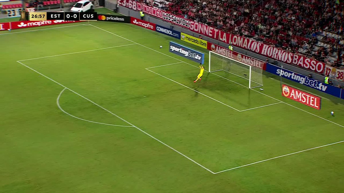 ¡¡MUSLERA ES UN ARQUERAZO DE SELECCIÓN!! El uruguayo VOLÓ y le sacó a Carabajal lo que era un golazo desde atrás de mitad de cancha para Cusco ante Estudiantes. 📺 Mirá TODA la CONMEBOL #Libertadores por #DisneyPlus Plan Premium