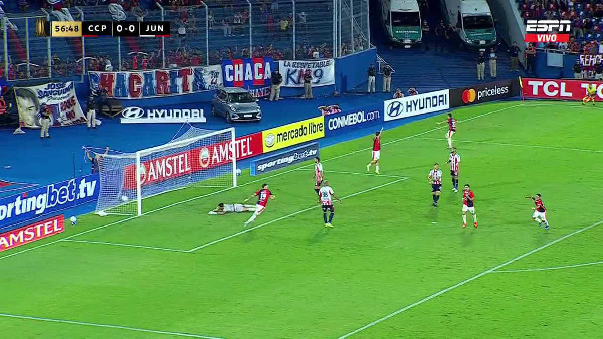 Sé que hay responsabilidad de quienes no regresaron y generaron el sub-bloque, porque Junior FC se partió. Pero me parece que hay un error conceptual de Guillermo Celis, era quien debía ir con el jugador de Cerro que conducía para retrasar la jugada.