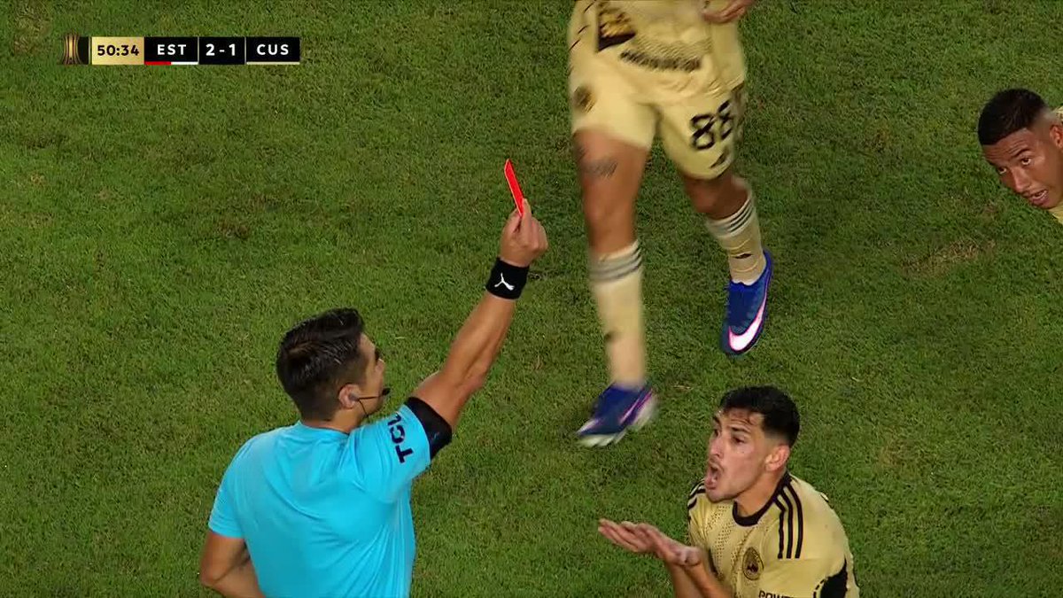 Amigo no me jo🤬, no era tarjeta eso. No puede ser, otro partido más en que perjudican a Cusco FC. Es increíble, no era expulsión para Lucas Colitto.