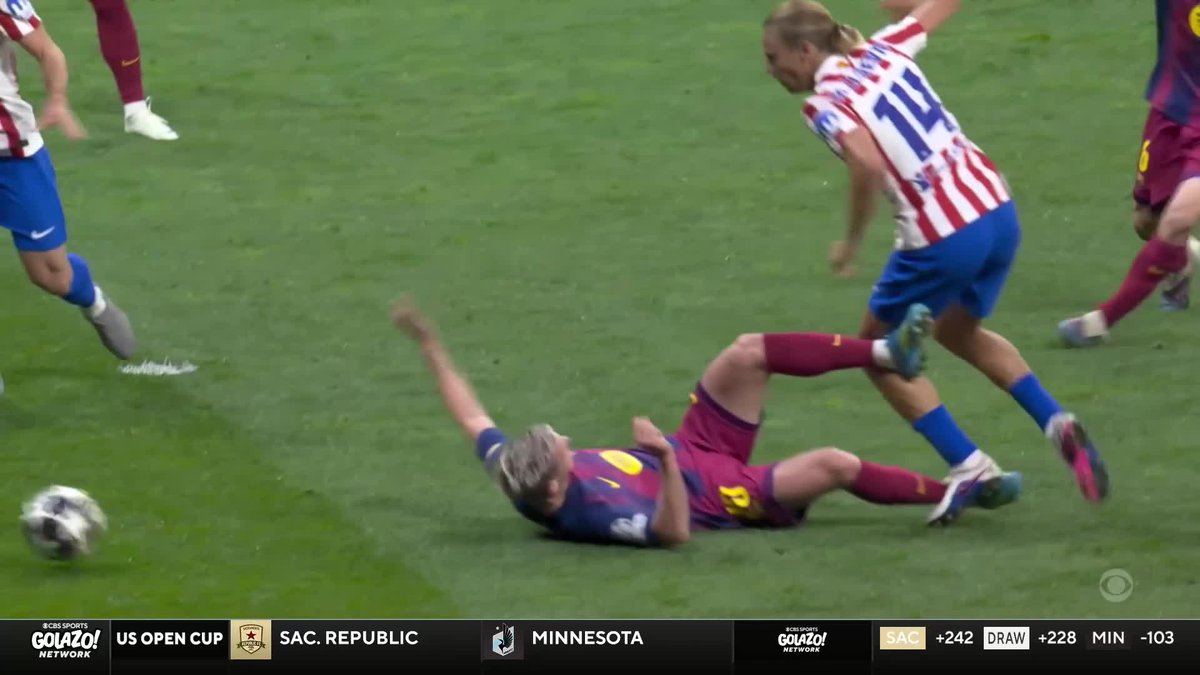 "This one, honestly, if he calls it, I think VAR leaves it alone." Christina Unkel makes the case for the no-call penalty for Barcelona 🙅
