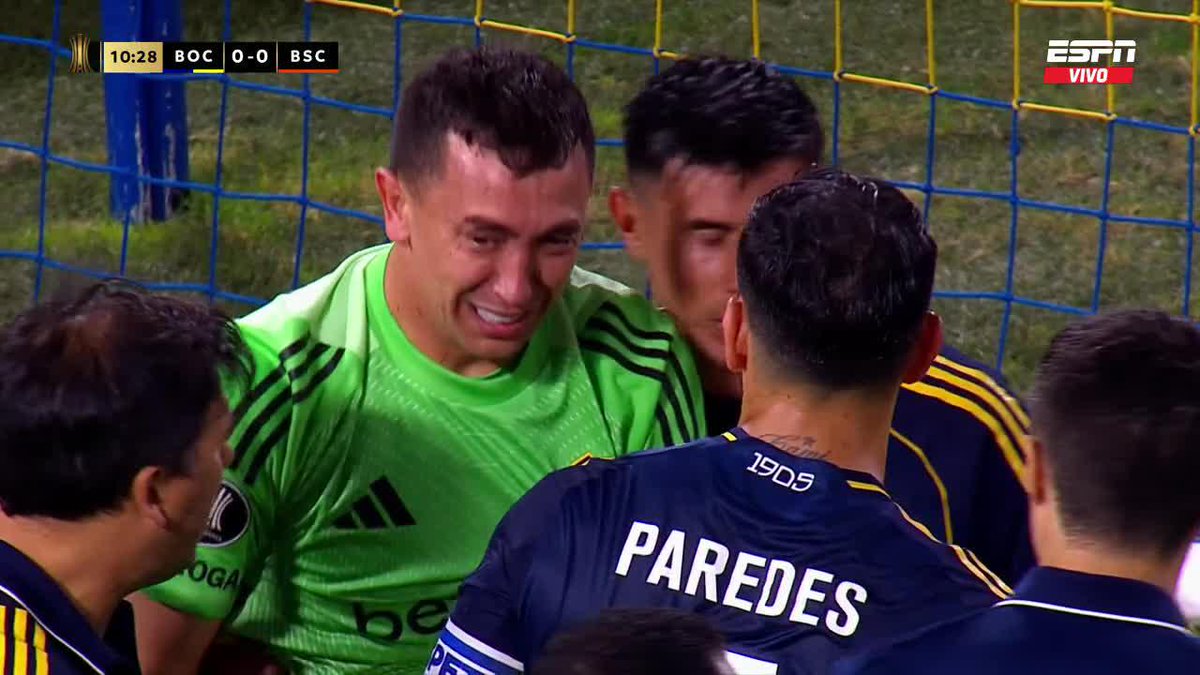 🫂El consuelo del capitán Leandro #Paredes a Agustín #Marchesín que no tenía consuelo.