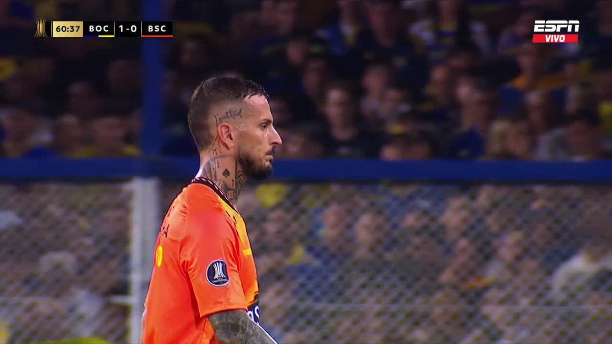 📹Entre aplausos y silbidos, se retiraba de la cancha el #ExBoca Darío Benedetto.
