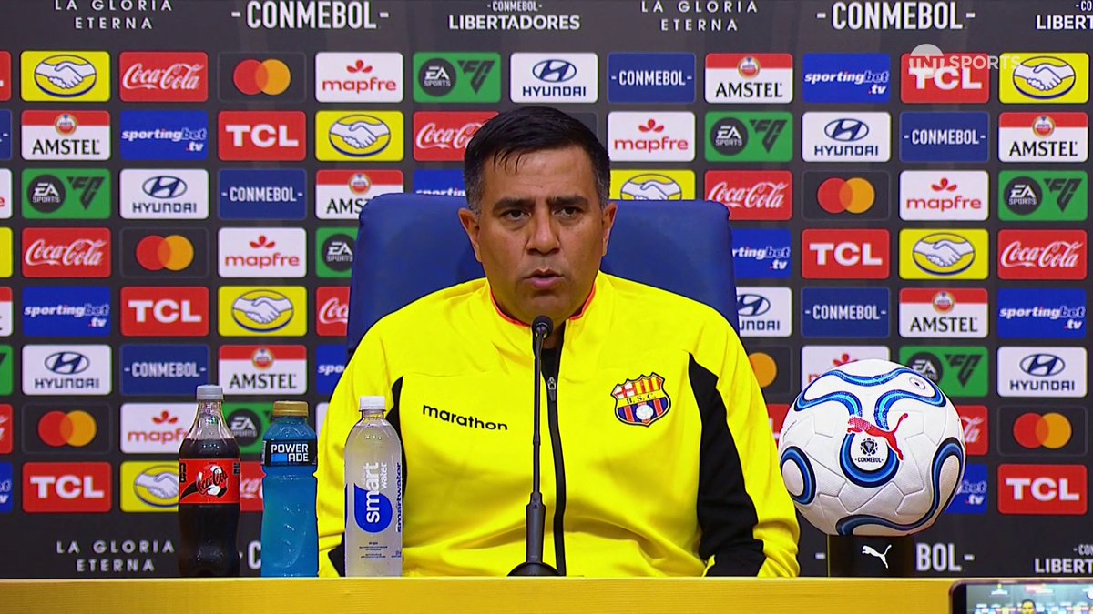 ¡SE ENOJÓ CÉSAR FARÍAS! 🟡👀 El técnico de Barcelona SC se molestó con un periodista durante la rueda de prensa tras la derrota ante Boca Juniors por Copa Libertadores 🎙️ 📹 TNT Sports Argentina | #CaravanaPorElMundo