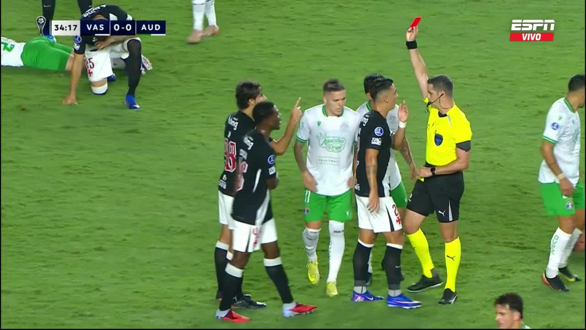 ❌ERA AL REVÉS El árbitro uruguayo🇺🇾 Hernán Heras expulsó a un jugador de Vasco da Gama por doble amarilla🟨🟥 Pero el sancionado fue quien RECIBIÓ la falta, no quien la cometió😲 Error claro que desde el Mundial en adelante podrá corregir el VAR🖥️