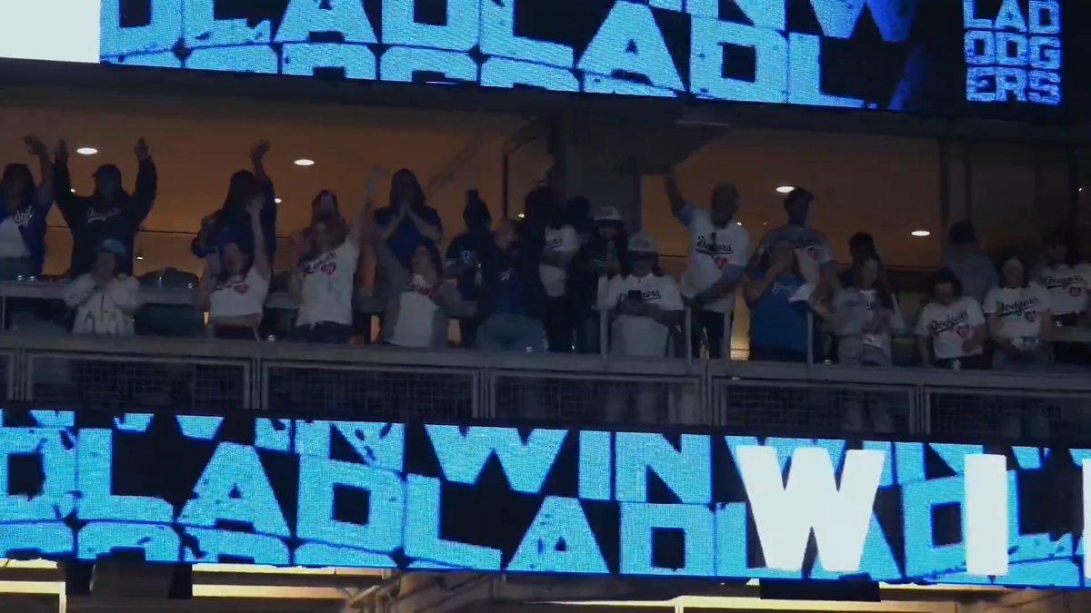 The Vesias had a special group in attendance for tonight's game. 💙