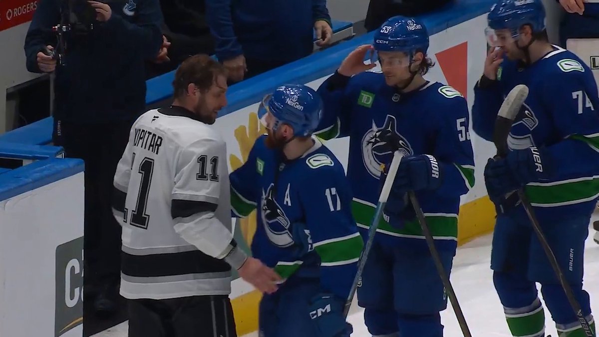 One last show in Vancouver! 💙 The Vancouver Canucks stayed on the ice to shake hands with Anze Kopitar after their final matchup!