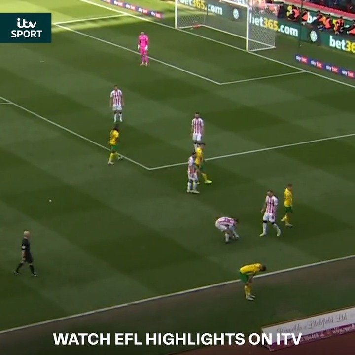 On this day in 2023 🗓️ Stoke’s Ben Pearson got a second yellow card for this… 🤣