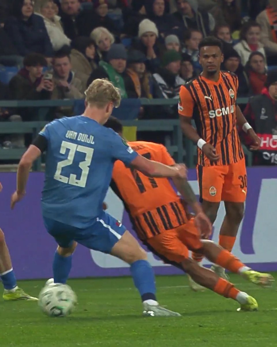 Vinicius Tobias with the dummy nutmeg ๐ฅต #UECL | โFC SHAKHTAR DONETSK