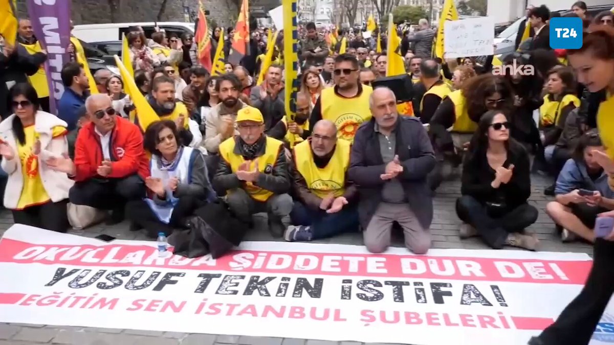 📢 Eğitim sendikaları okullarda yaşanan şiddet olaylarına karşı oturma eyleminde 💬 “Öğretmen düşmanı Yusuf Tekin istifa!” 💬 “Bu ülkede öğretmenleri çocuklar öldürüyorlar”