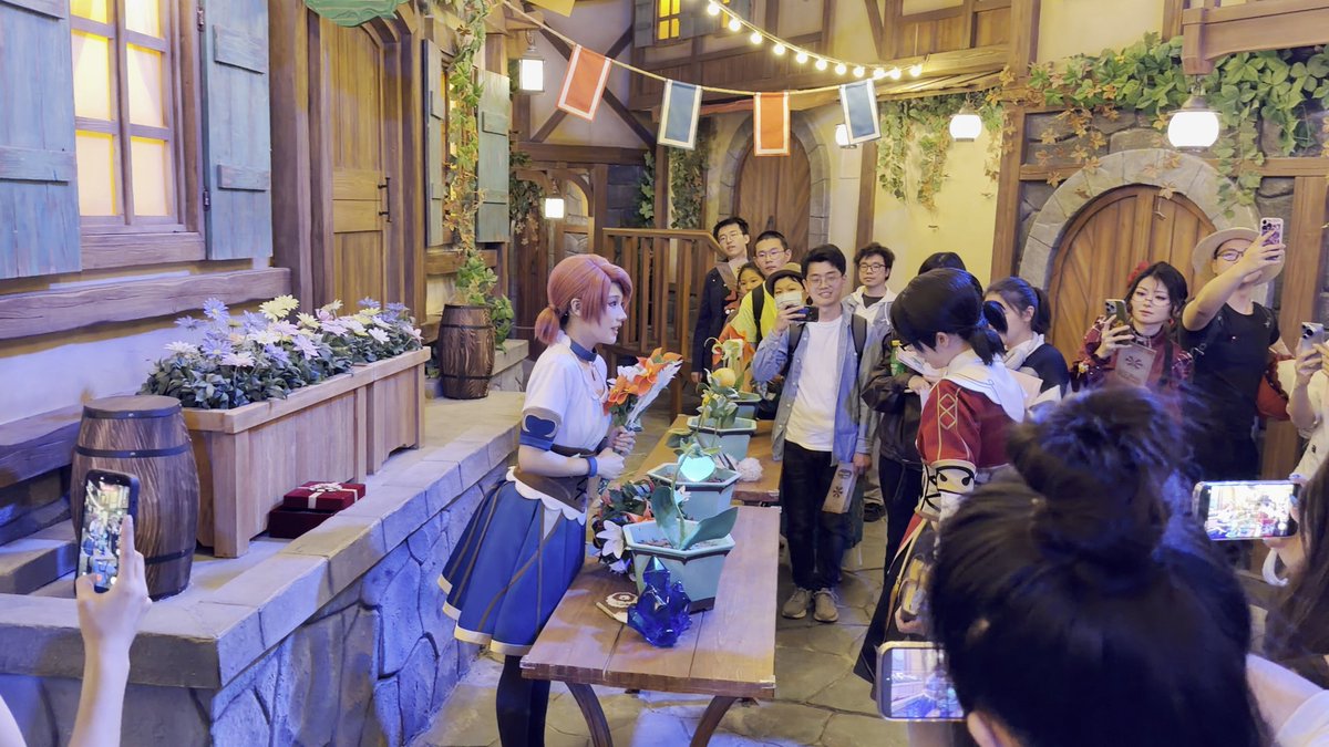 ユニバーサルスタジオ北京の「原神」イマーシブイベントに行ってた。これ三ヶ月限定！？と疑うほどの造作(仮設でなくテーマパークのそれ)と、モブ含めたキャラクター15人登場、デイリークエスト、大空間に14棟もありまんまモンド城下町。中国語わかんなかったけど楽しめたし、原作愛をとても感じた。