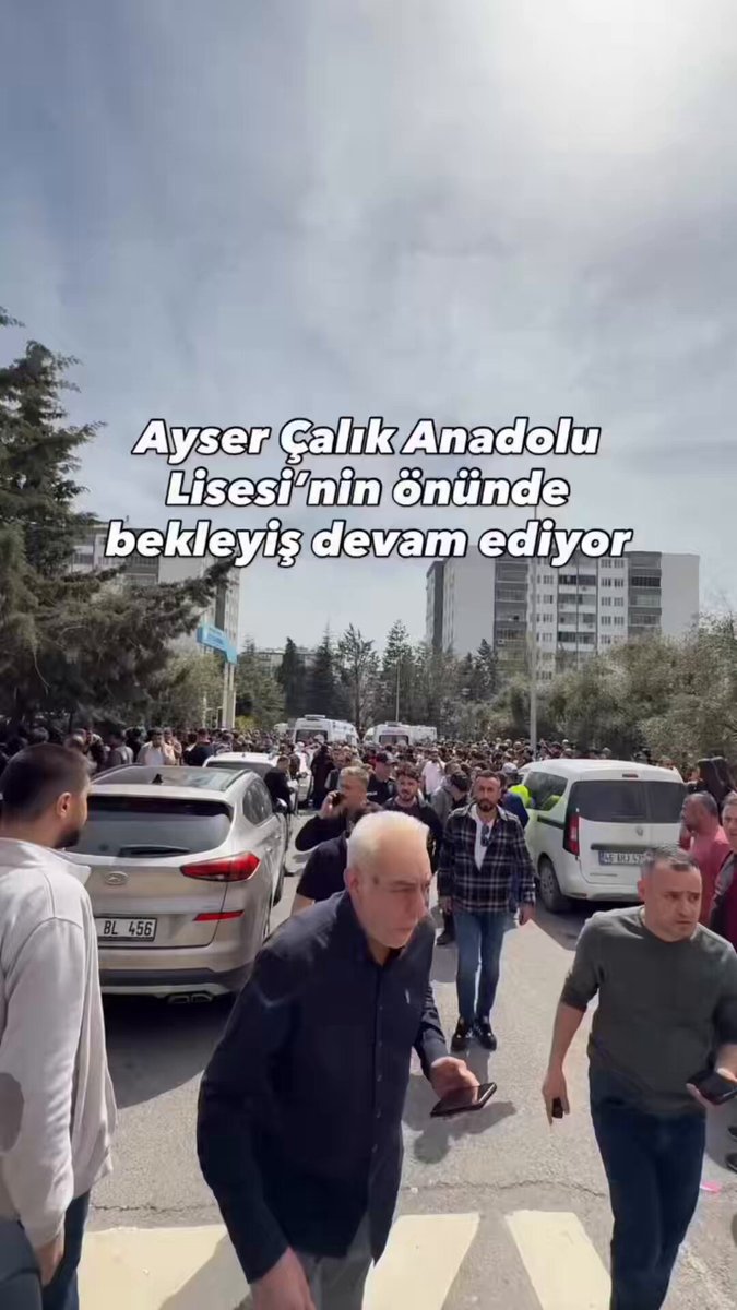 #SONDAKİKA Kahramanmaraş'ta Aysel Çalık Ortaokulu'nda silah sesleri duyuldu. Olay yerine çok sayıda polis ve sağlık ekibi sevk edildi. Okulda yaralıların olduğu iddia edildi. Dün Şanlıurfa bugün Kahramanmaraş!