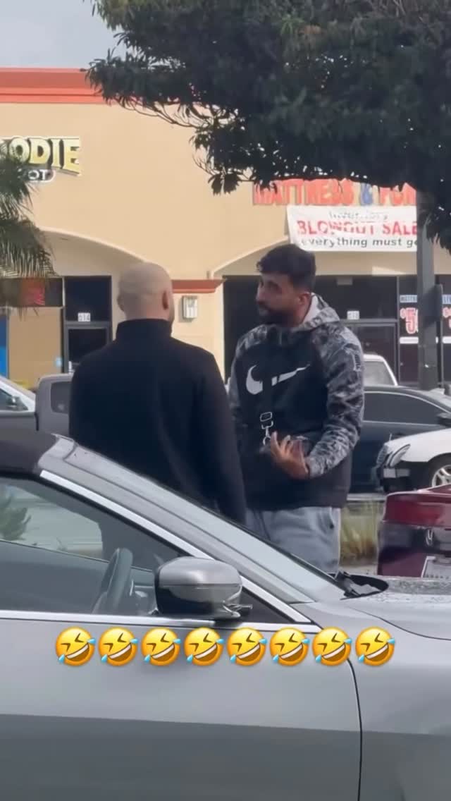 They both don’t know how to fight but that leg sweep 🤣🤣