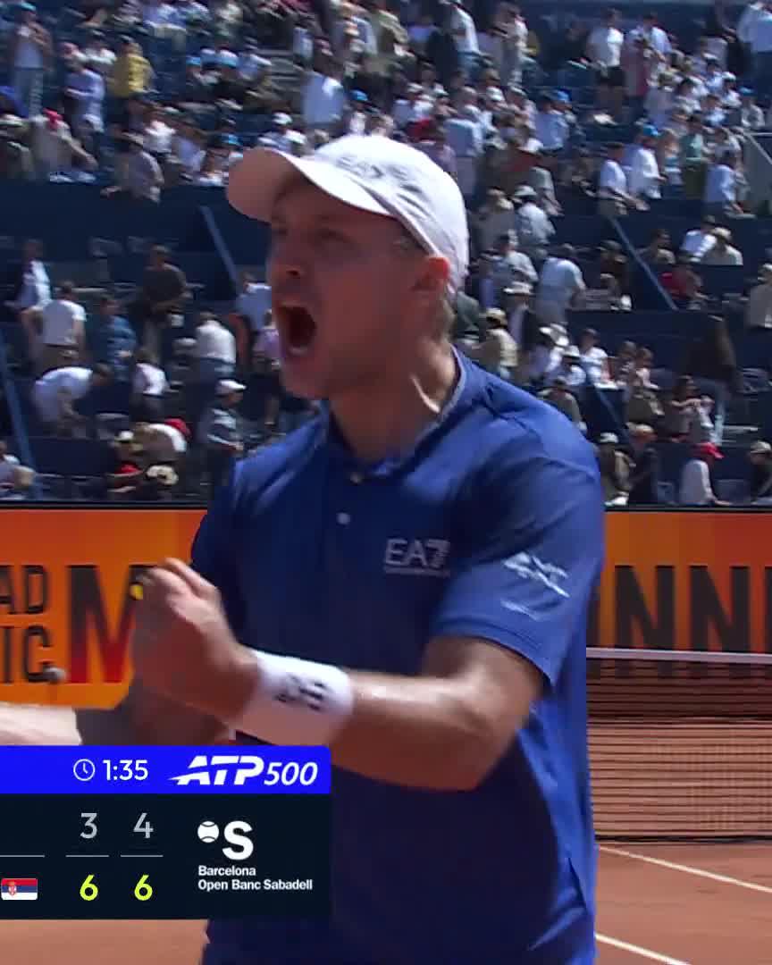 Sorpresón en Barcelona 💣 Hamad Medjedovic se carga a Alex de Miñaur para conseguir la mayor victoria de su carrera. Tutelado por Jorge Aguirre (ex de Davidovich), al que se abraza tras la victoria.