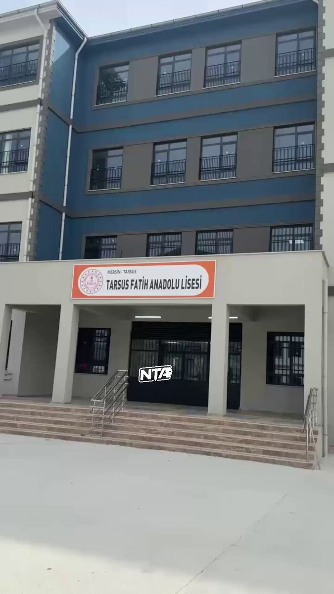 #SONDAKİKA | Mersin’in Tarsus İlçesi Fatih Anadolu Lisesi’nde rutin arama kontrollerinde 12.sınıf öğrencisi bir çocuğun üzerinde silah yakalandı.