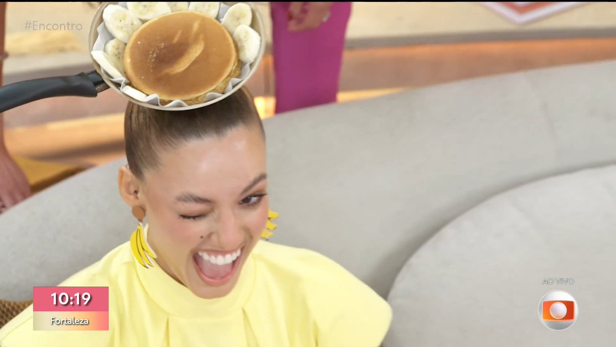 imagina você ligar a tv às 10 da manhã e dar de cara com bia do brás com um penteado de panquequinha de banana e a patrícia poeta COMENDO kkkkkkkk camp