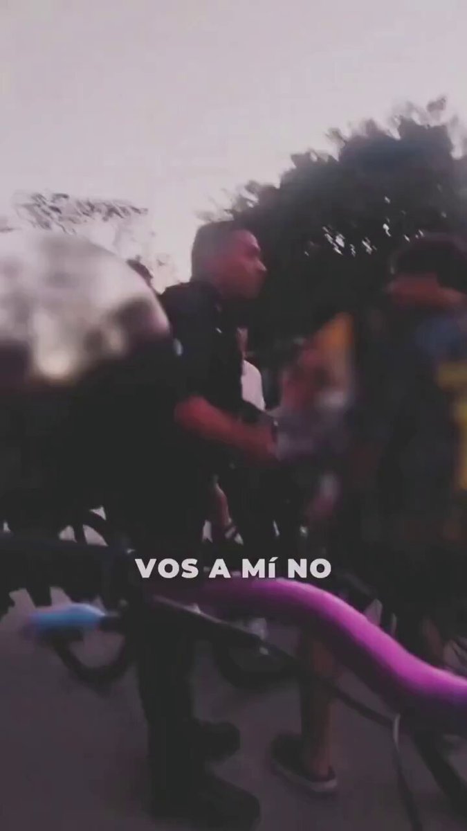 -Policía: "No te hagas el poronga conmigo eh, queres ver como te llevo a la comisaria?" +Pibazo: "HACE LO QUE QUIERAS, pero estaría bueno que vayan a buscar a los DELINCUENTES" +Vecino: "Yo soy vecino y me hago cargo de los chicos, están todo el día acá y no joden a nadie" Un policía se quiso hacer el picante con unos pibes que estaban andando en bicicleta y se fue TOTALMENTE DOMADO. Fíjense como cambia el tonito cuando aparece un adulto. El sorete se hacía el guapo con pibes de 15 años. Tremendo CAGÓN.