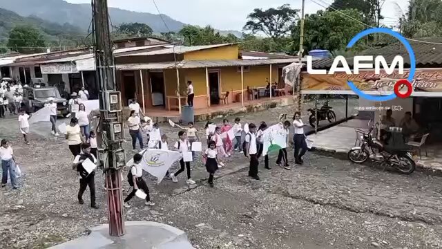 En Pachelli todos, niños y adultos, salieron a marchar por la paz. El ELN y las Farc deberían desaparecer. La gente solo quiere vivir tranquila.
