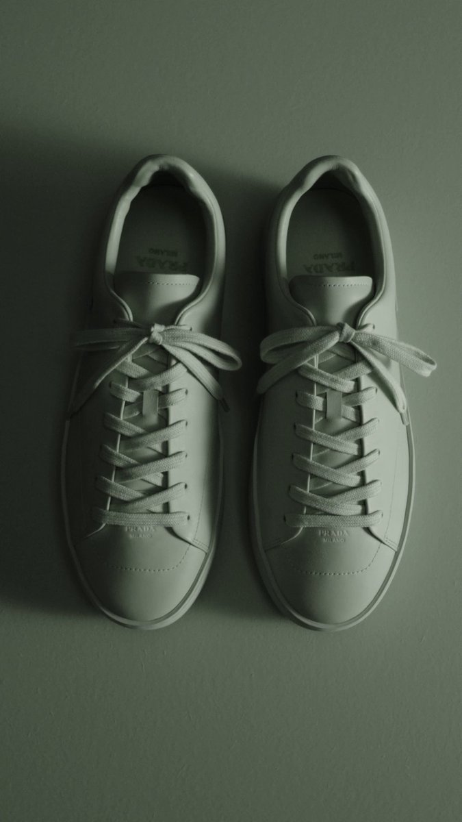 Prada Court. A return to the tennis court, where function first met identity. Engaging with underlying codes. Universally discernible elements, fine-tuned through construction. Immediate and polished. Four colorways. Each available only in the United States, China, Japan, and Italy. Discover your local edition and explore a wider selection of designs available exclusively for online pre-order: #Prada