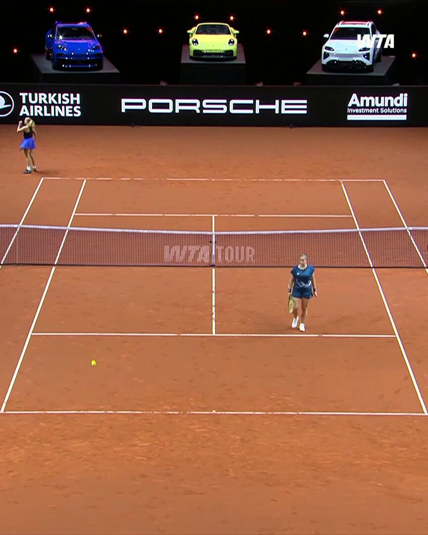 Tremendous footwork 👟 Mirra Andreeva continues to dig deep and try and close out the first set #PorscheTennis