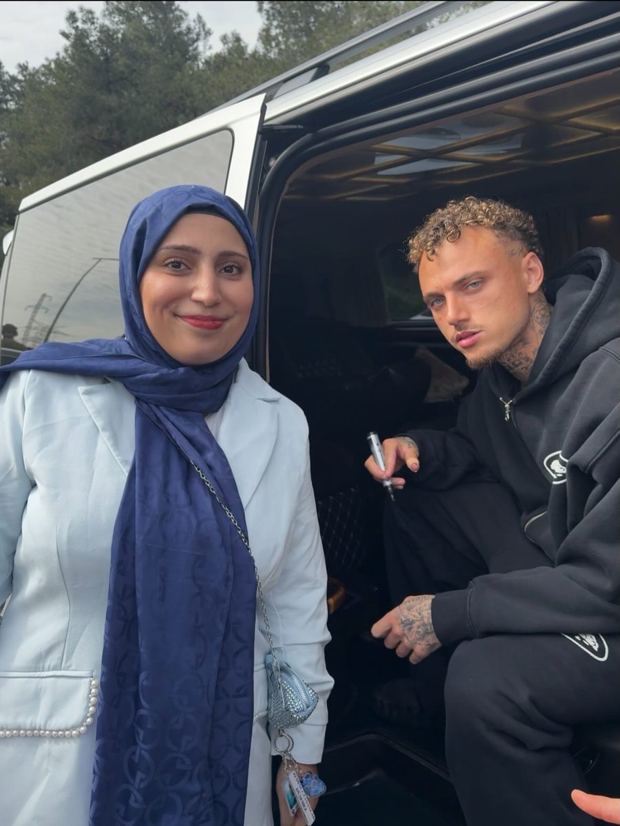 Noa Lang, idman öncesi taraftarların imza isteğini geri çevirmedi.