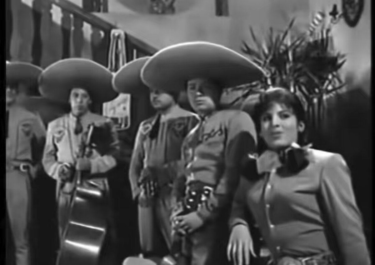 Triste noticia Murió la actriz y cantante Lucha Moreno, considerada una de las pioneras del género ranchero. Su hija, Mimí, integrante de Flans, escribió un emotivo mensaje para despedirla: “Que difícil.... Hoy mi mamita adorada se subió a una nube rodeada de un montón de angelitos para regresar a casa ... se nos fue suavecito y rodeada de muchísimo amor... guerrera, incansable, ruidosa, grandota y con el corazón más puro.. buen viaje mamita hermosa te vamos a extrañar mucho... vuela feliz! Aquí hiciste un gran trabajo y todos estamos bien! Te amamos”. Lucha Moreno, de 86 años, participó en telenovelas como “Quinceañera”, “Amor en silencio” y “Te sigo amando”; además en películas como “La noche de mi mal”, “No soy monedita de oro”, “Escuela para solteras” y “Lupe balazos” donde interpretó “Con fecha de mañana”.