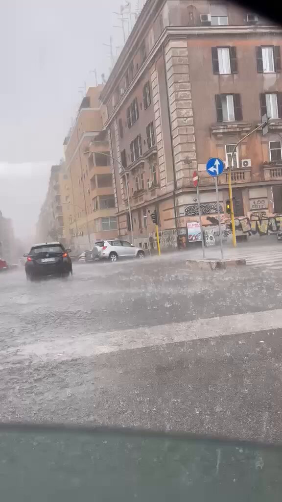 Roma oggi ha cambiato stagione in poche ore, mostrando perfettamente cos'è la primavera. Sole, aria mite ed umida, poi all’improvviso nubi in crescita verticale e temporale pomeridiano. Non è meteo impazzito. È atmosfera che si accende. Il Sole scalda il suolo, l’aria sale, le nubi crescono in verticale e l’energia viene scaricata in modo improvviso e localizzato. Un meccanismo tipico della primavera, ma che ritroviamo anche in estate, soprattutto verso fine stagione, quando arrivano le prime infiltrazioni di aria più fresca.