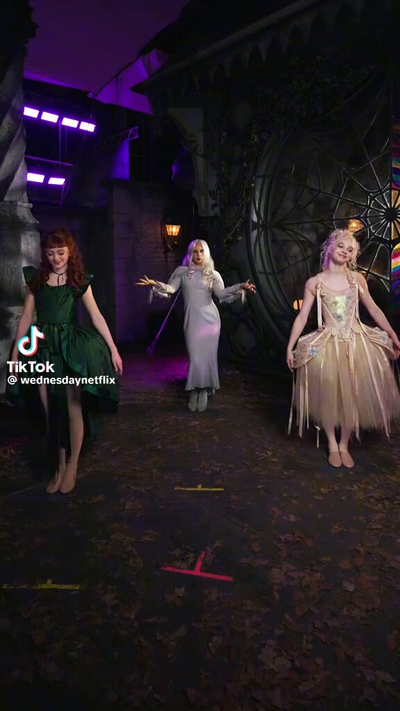 Na mesma entrevista ao TUDUM, Lady Gaga elogiou a coreografia de “The Dead Dance”, criada por Corey Baker, e afirmou que aprecia trabalhar com novos colaboradores. “Eu sempre gosto de trabalhar com pessoas novas. Adoro a dança. Eu realmente amo o movimento em que faço a mão do ‘Mãozinha’ e depois subo pelo meu braço. É a minha parte favorita.”