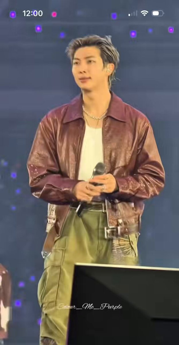 i swear there’s something in his eyes and behind his smile these days TAEHYUNG WHAT ARE YOU HIDING?