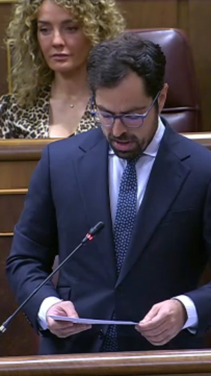 Después de la somanta de palos que ha recibido Óscar Puente en el Congreso, ha decidido decir que la culpa de la tragedia criminal de Adamuz era del servicio de emergencias. Antes también dijo que era culpa de los fabricantes de las vías. Hasta llegó a decir que había sido culpa del destino o insinuó que pudo haber sido un sabotaje. Vamos, que era culpa de todo el mundo menos de él. Y mientras tanto, Adif manipulando pruebas y cambiando vías sin permiso judicial. Pero vamos a ver lo que le han dicho, tras la sesión de control, las propias víctimas. Me da la sensación de que no compran sus patrañas, precisamente.