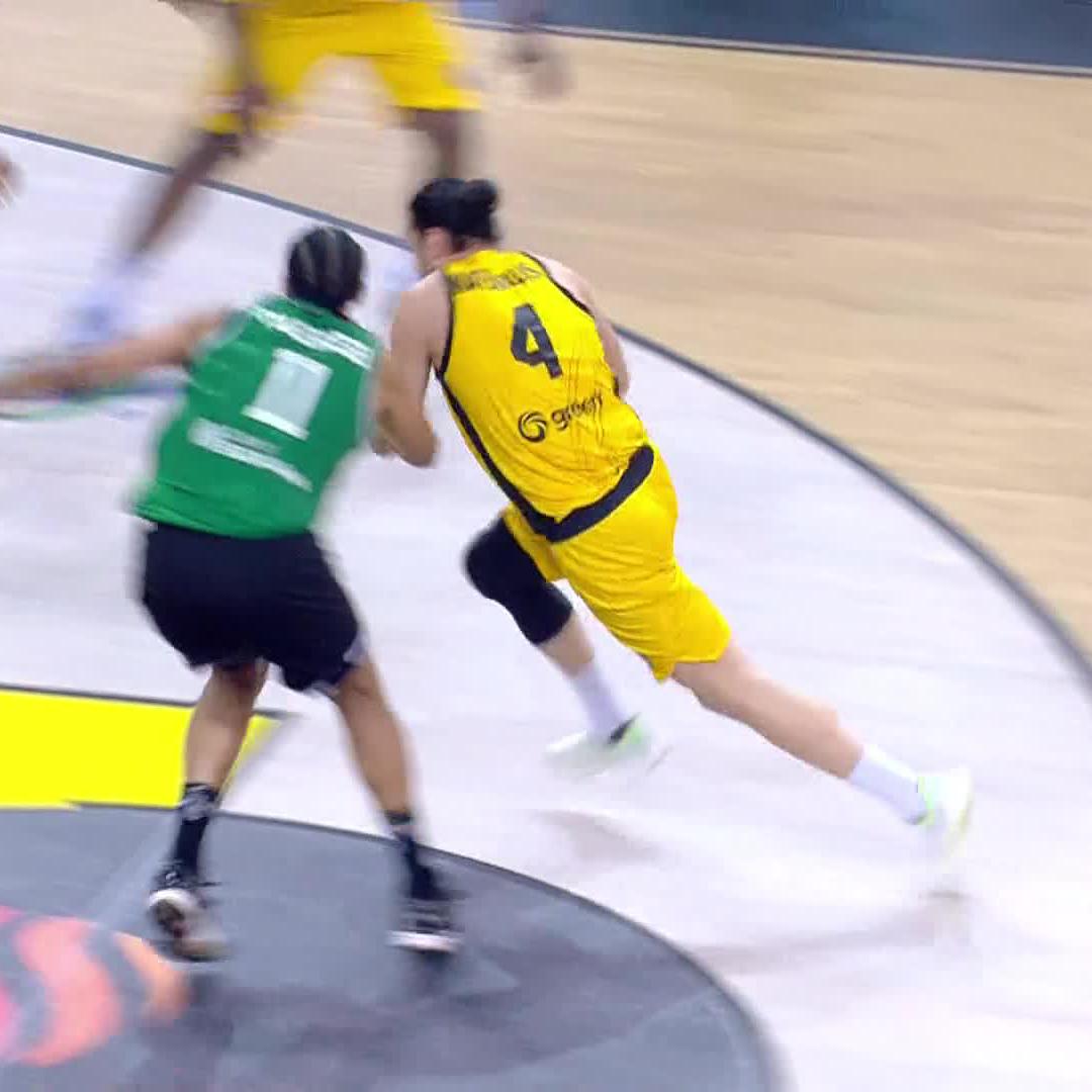 Dimitris Katsivelis sealing the deal🔥 AEK advances to the BCL Final Four for the fourth time!