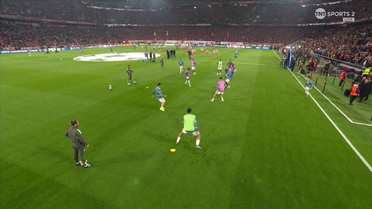 “It’s insane the noise, they’ve been bouncing for an hour” Steven Gerrard reacts to the atmosphere from Bayern fans before kick off tonight 🤯 📺 Stream with TNT Sports on HBO Max