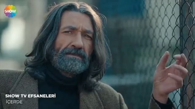 bizim ergenliğimizde içerde dizisi vardı okuldaki oğlanlar sadece kapıda masada şu sesi çıkarır efendi efendi takılırdı bunların hepsi bahane