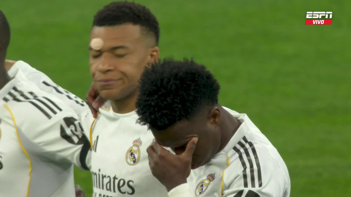 ¡ATENCIÓN A ESTA IMAGEN! Los hinchas de Bayern Múnich no respetaron el minuto de silencio por el fallecimiento de José Emilio Santamaría y a Mbappé no le gustó nada... 📺 Toda la #UCL por #DisneyPlus Plan Premium