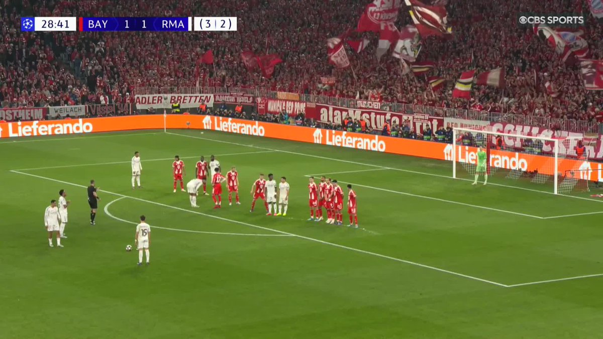 Arda Güler beautifully curls home the freekick 🇹🇷 Astonishing game between Bayern and Real Madrid 🤯
