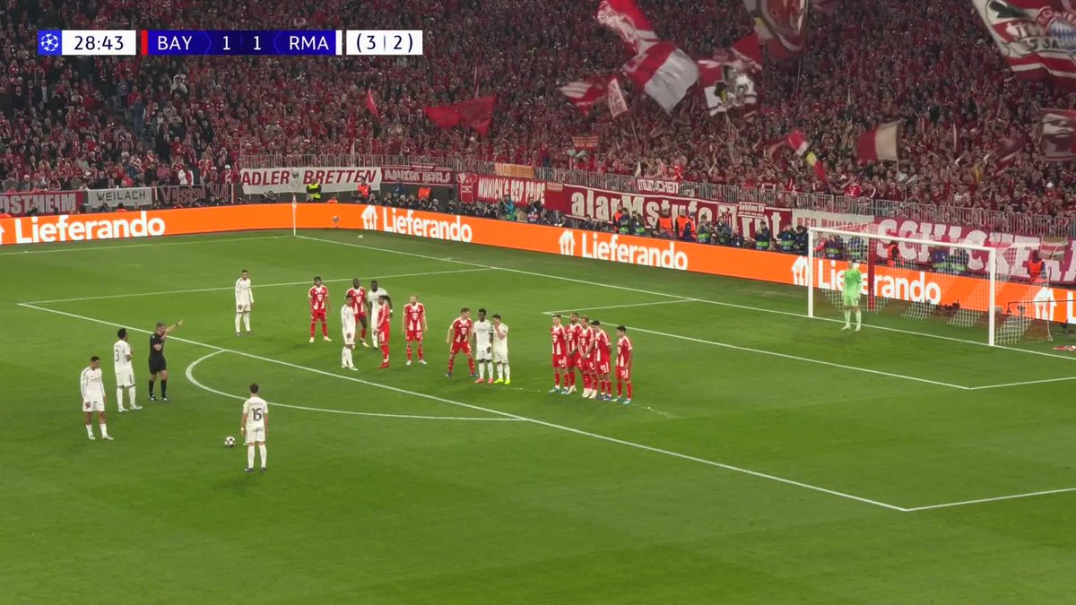 No hay nada más hermoso en el futbol que los goles de tiro libre, miren este golazo de Aura Guler con el Real Madrid en la Champions League. La puso en el ángulo y el balón se metió a la red hasta con Manuel Neuer.