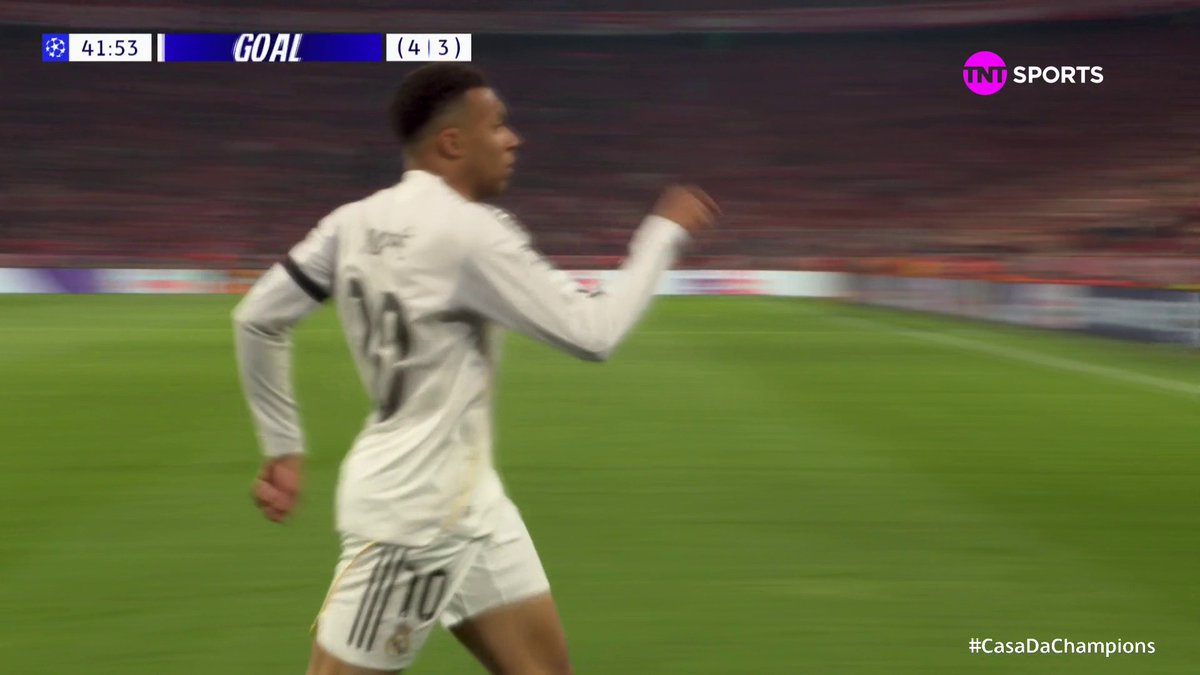 Olha o Mbappé ultrapassando os caras pra dar opção kkkkkkkkk