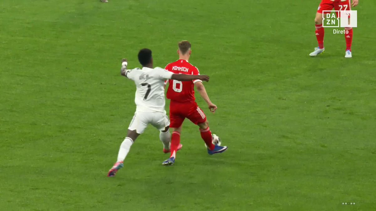Vini desentendeu-se um pouco com Kimmich. #DAZNChampions