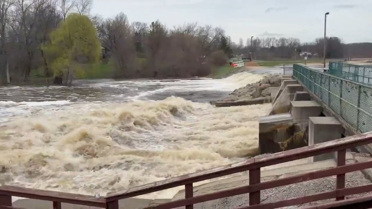The Hesperia Dam may fail at any time, and residents along the downstream portions of the White River should remain alert and consider evacuating. 📸Austin S.