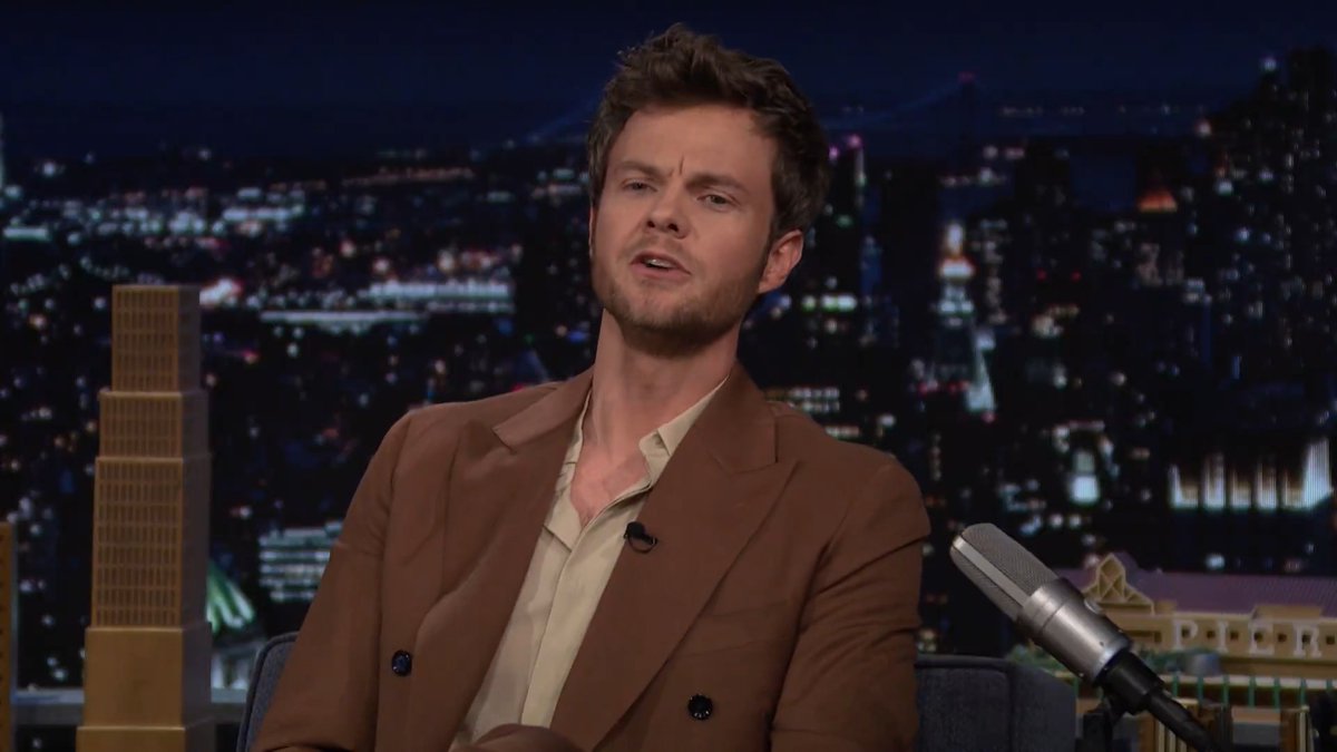Jack Quaid impersonated the Gingerbread Man from Shrek to keep his THE BOYS co-stars from dozing off during long nights of filming 🤣#FallonTonight #TheBoys