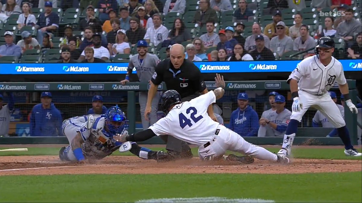 Javy Báez knew he was safe on this slide into home plate 😮‍💨