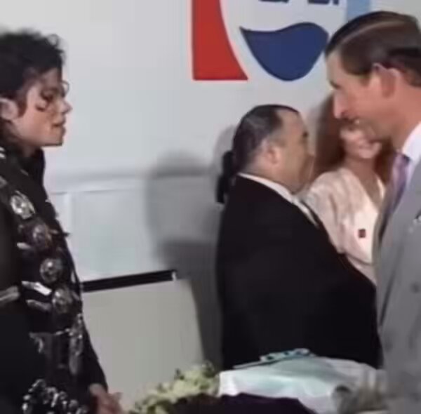 O momento em que as duas maiores lendas do mundo se encontraram, Michael Jackson e a princesa Diana.
