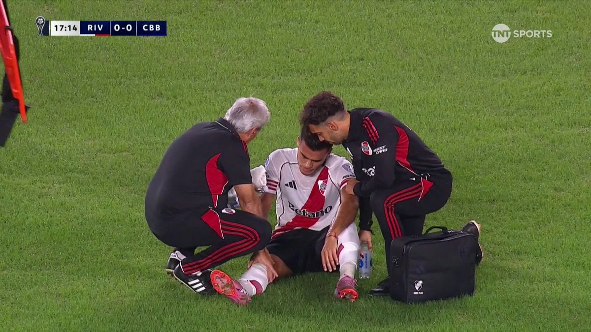 ALARMA EN RIVER PARA EL SUPERCLÁSICO 🚨 Fausto Vera salió LESIONADO en su rodilla durante el duelo ante Carabobo por la CONMEBOL #Sudamericana.