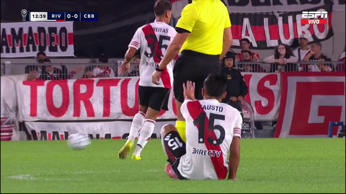 El momento de la lesión de Vera. El problema es en la rodilla derecha.
