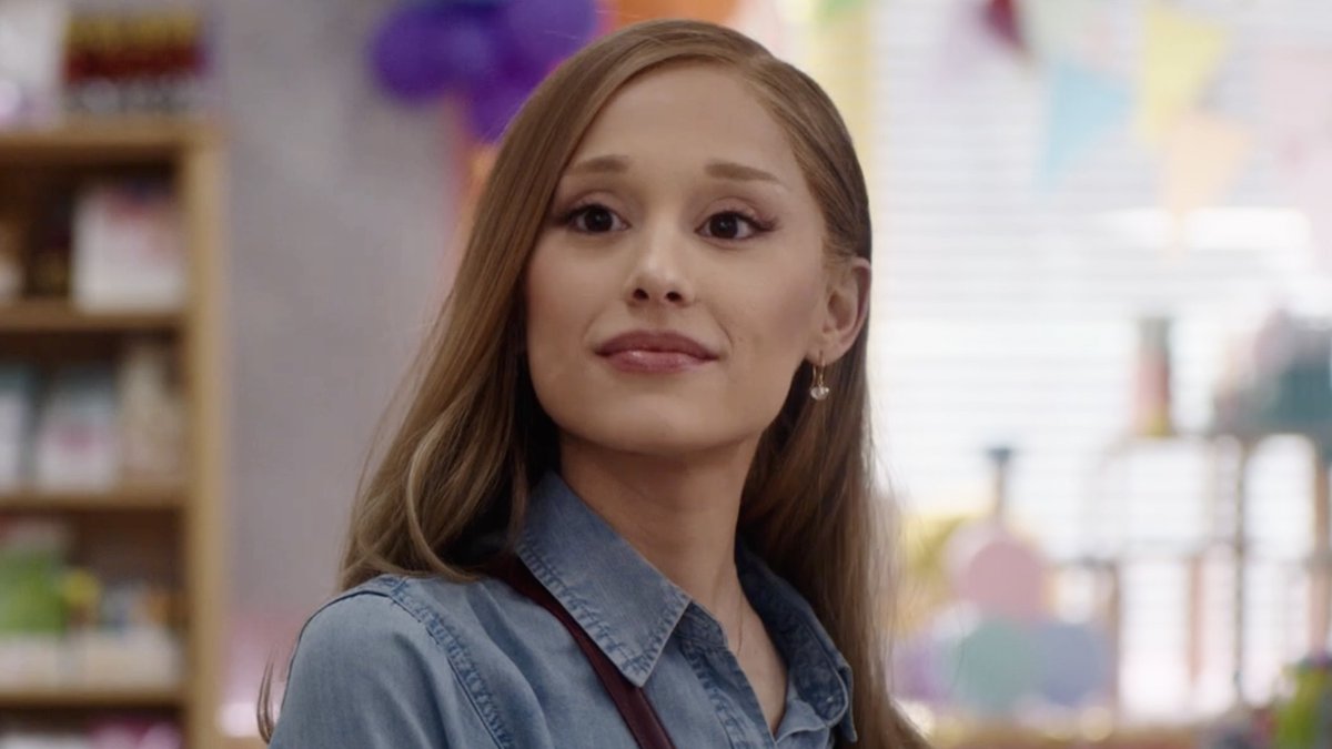 a voz da ariana completamente diferente, a postura tb, eu amo uma ATRIZ!