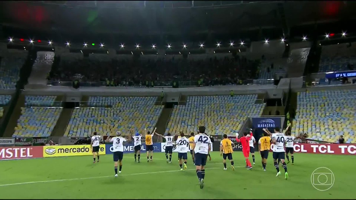 A festa dos jogadores e da torcida do Independiente Rivadavia no Maracanã após a vitória sobre o Fluminense na Libertadores. 🎥 TV Globo 📺 | ge